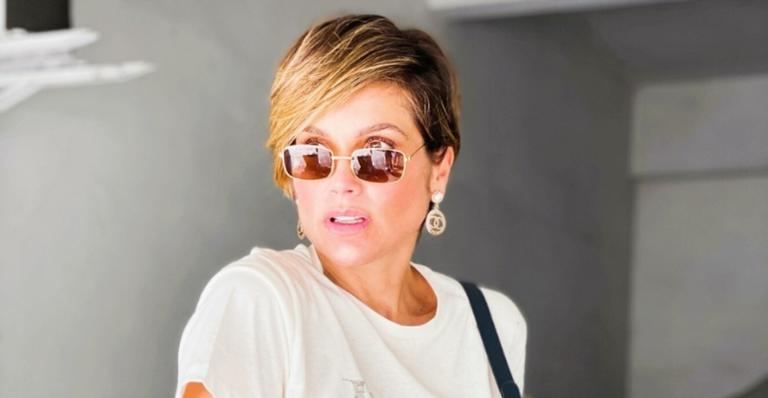 Em quarentena, Flavia Alessandra curte dia na piscina e ostenta corpão: ”Sexta em casa”