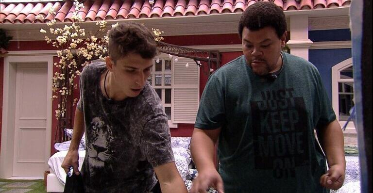 BBB20: Felipe Prior e Babu se irritam e discutem: ”Quem disse que esse é o seu cantinho?”