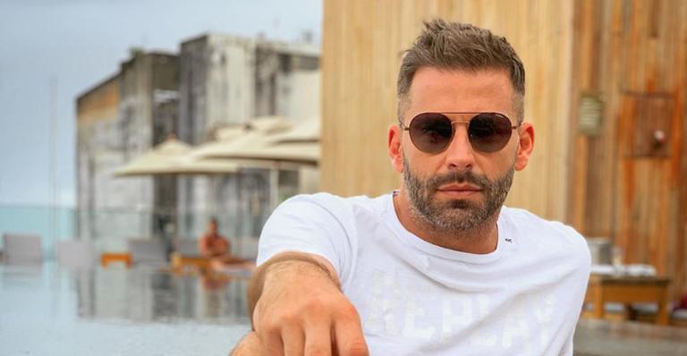 Henri Castelli compartilha clique raro com a família durante a quarentena