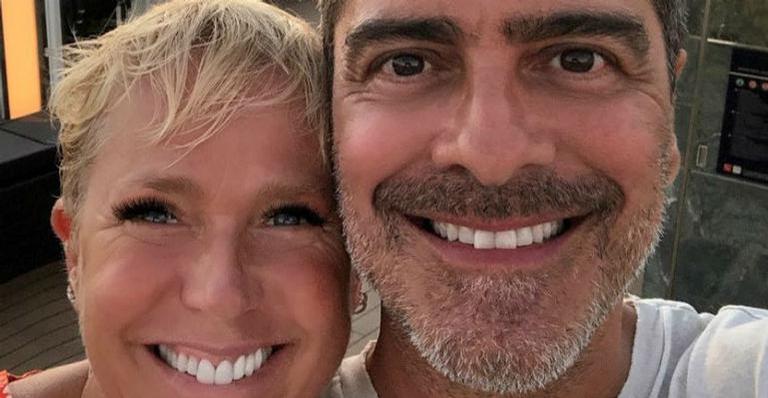 Junno Andrade compartilha beijão em Xuxa e parabeniza a apresentadora