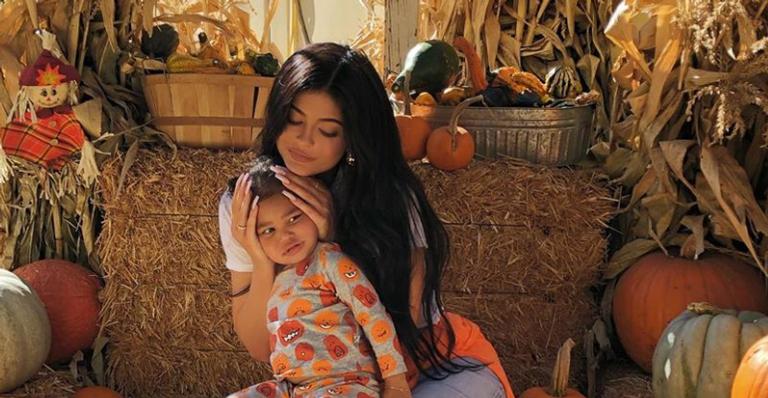 Kylie Jenner exibe Stormi em clique inusitado e explode o fofurômetro na web: ”Anjo”