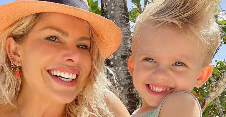 Malhando em casa, Karina Bacchi aparece carregando Enrico: ”Levantamento de filho”