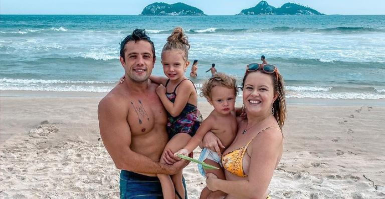 Mari Bridi, esposa de Rafael Cardoso, posa com os filhos em cachoeira e abre o jogo sobre privilégio
