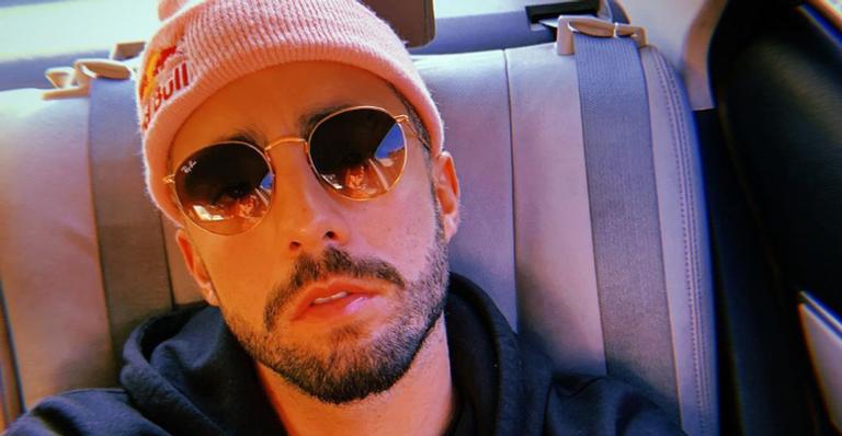 Pedro Scooby faz doação de cestas básicas para as comunidades do Rio: ”Hoje na terceira viagem”