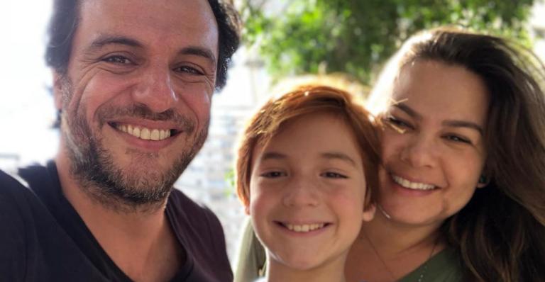 Rodrigo Lombardi curte piscina com a família na quarentena e encanta web: ”Aproveitar”