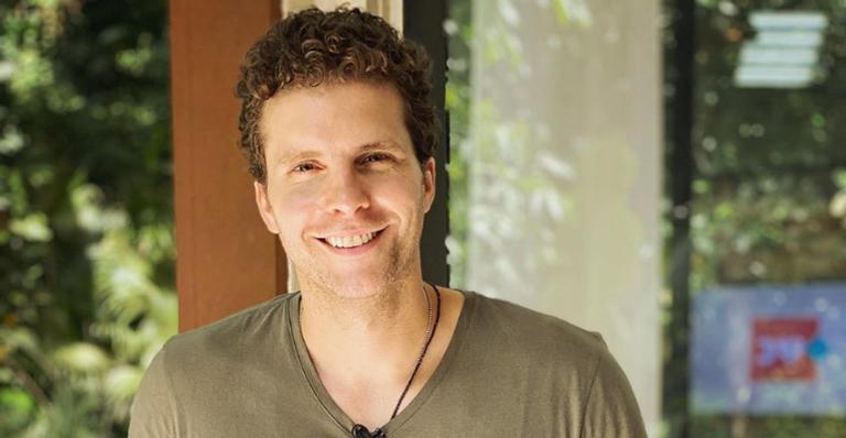 Thiago Fragoso relembra seu primeiro programa de TV e encanta web: ”Repare no rostinho”