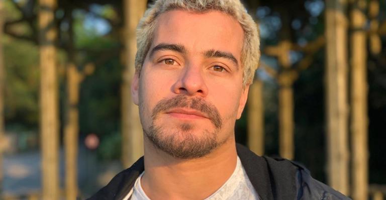Descamisado, Thiago Martins aproveita quarentena com os cachorros e encanta web: ”Amor por aqui”