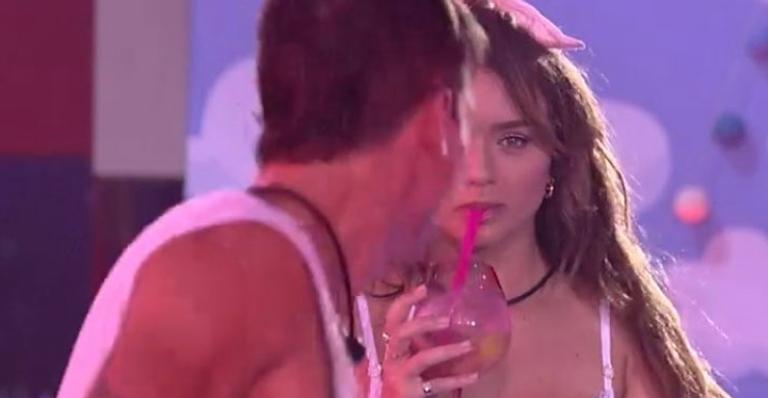 BBB 20: Web percebe olhares e shippa casal improvável de Prior com Rafa Kalimann: ”Rafior”