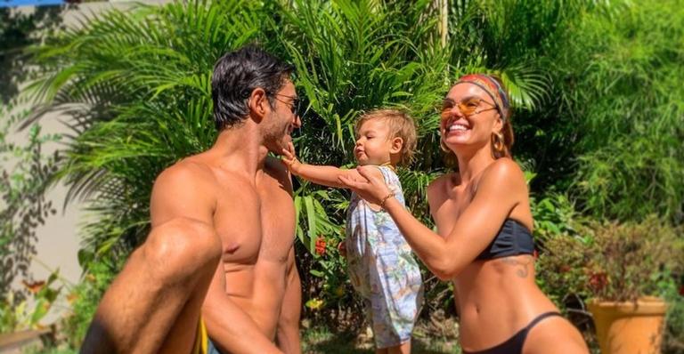 Isis Valverde encanta seguidores com clique fofíssimo ao lado do filho, Rael