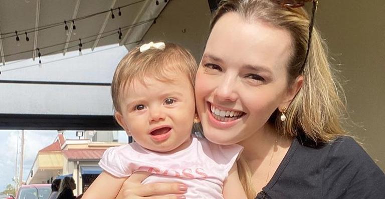 Thaeme emociona ao mostrar vídeo da filha, Liz, dando os primeiros passos: ”Com 11 meses”