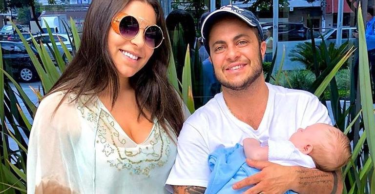 Andressa Ferreira surge em clique super fofo com Thammy, o filho, Bento, e o cãozinho da família