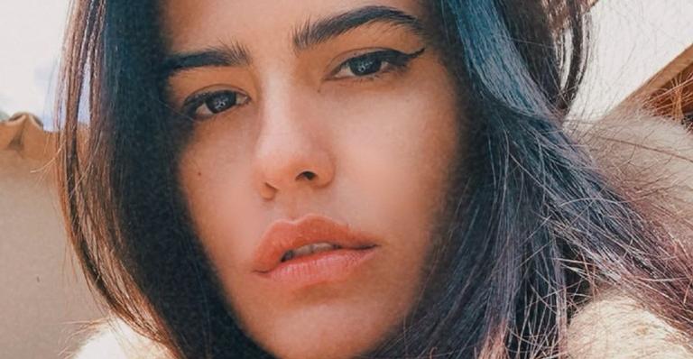 Antonia Morais coloca os pernões pra jogo em clique no sofá e brinca: ”Bumbum dormente”