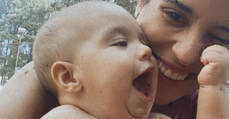 Camilla Camargo encanta ao mostrar Joaquim se divertindo com os cachorros