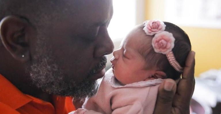 Fofura do dia! Maria Helena completa 2 meses e Péricles encanta as redes sociais ao se declarar
