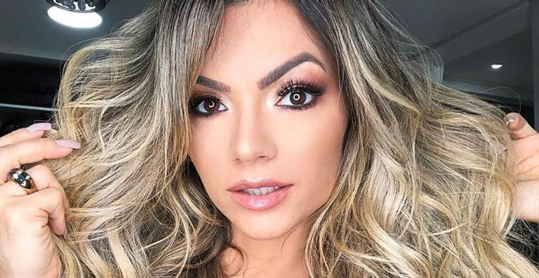 Kelly Key arranca suspiros ao posar só de toalha no banheiro: ”Deusa”