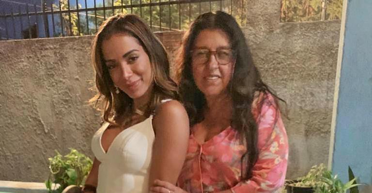 Regina Casé parabeniza Anitta em seu aniversário com registro inédito de ”Amor de Mãe”