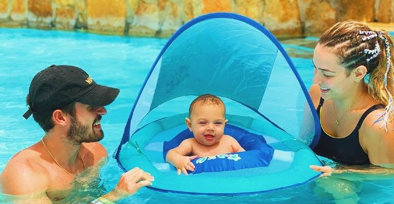 Vinicius Martinez flagra Carol Dantas com Valentin e brinca: ”Tem a minha cara e o jeito dela”