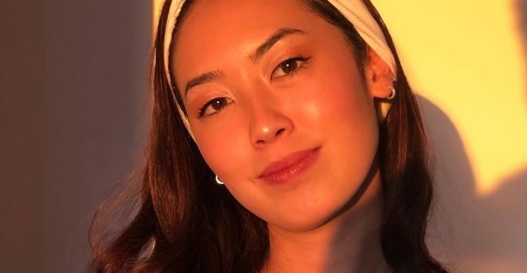 Ana Hikari diverte os seguidores ao mostrar ensaio de fotos que fez em isolamento: ”Quarentesaio”