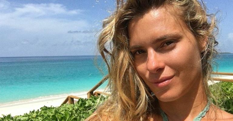 Carolina Dieckmann posta cliques em diferentes poses de ioga e faz reflexão nas redes sociais