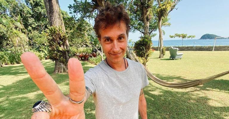 Com coronavírus, Dinho Ouro Preto revela melhora e tranquiliza fãs: ”Acordei me sentindo melhor”