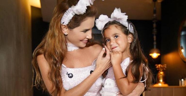 Deborah Secco e filha dão dicas de como mandar beijinho para a câmera: ”Tutorial com a Maria”