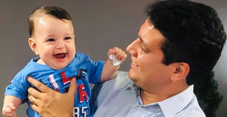 Após ser internado com covid-19, jornalista Marcelo Magno celebra primeiros passos do filho
