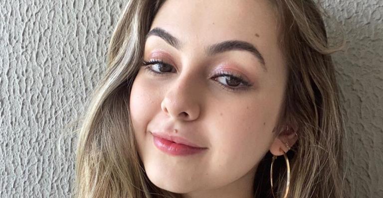 Klara Castanho faz make super colorida e ganha elogios de fãs: ”Estilo é para poucos”