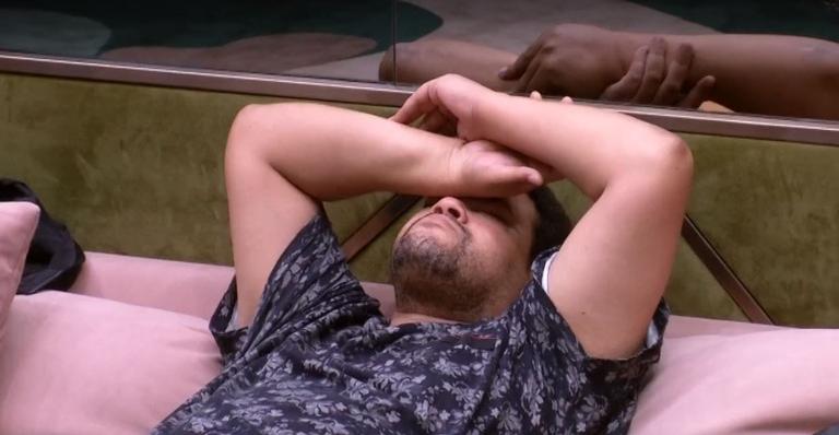 BBB20: Após noite que eliminou Felipe Prior, Babu Santana chora sozinho