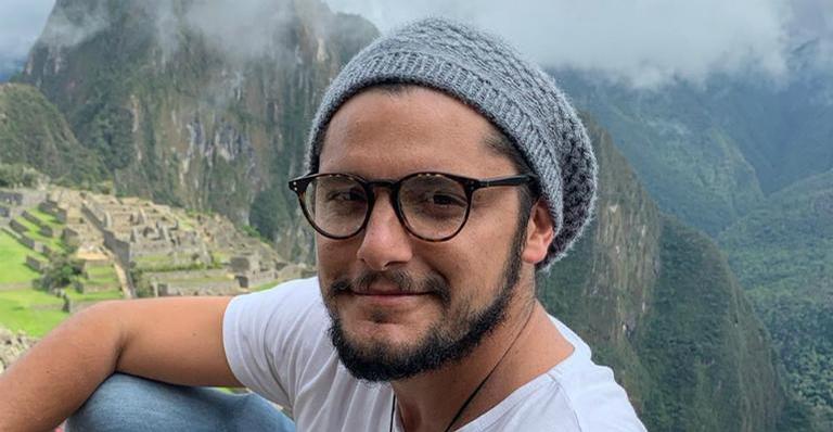 Bruno Gissoni posa deitado com ave no braço e encanta web: ”Coisa mais linda”