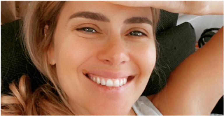 Carolina Dieckmann relembra ensaio fotográfico e brinca com 1 de abril: ”Acordei assim”