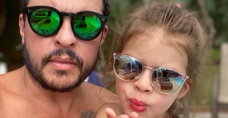 Ao lado da filha, Ceará desabafa sobre a quarentena: ”É difícil entretê-los nesse período”