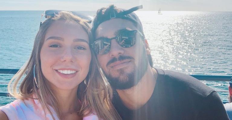 Durante a quarentena, Carol Portaluppi dá beijão no namorado e brinca: ”E aí solteiros?”’
