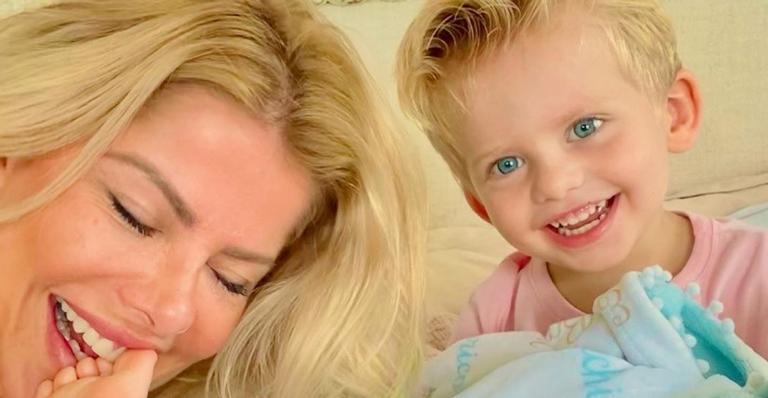 Karina Bacchi se diverte ao exibir look escolhido pelo filho: ”Sugestão de atividade em família”