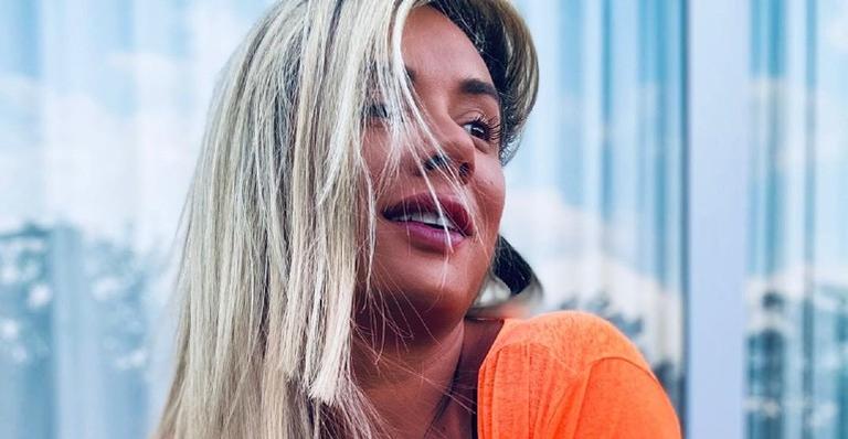 Ousada! Juju Salimeni compartilha foto fazendo topless e arranca elogios nas redes sociais
