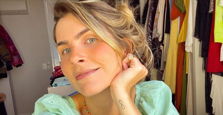 Julia Faria anuncia noivado e exibe aliança feita de massa de pão: ”Mil veze sim”