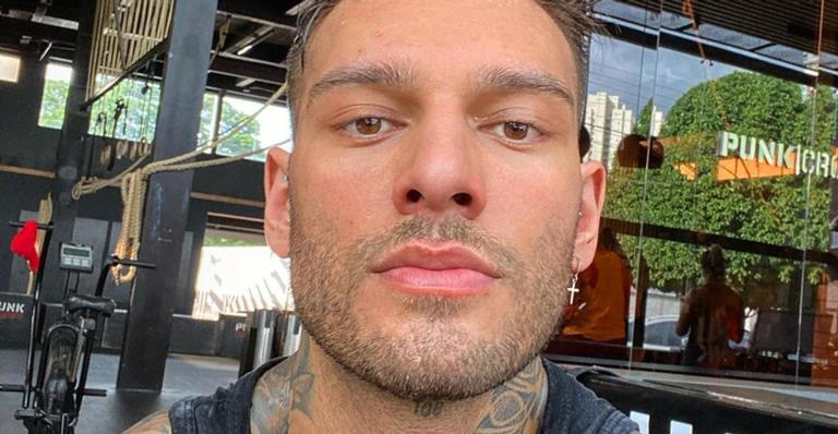 Lucas Lucco resgata e adota passarinho ferido que encontrou no telhado de casa