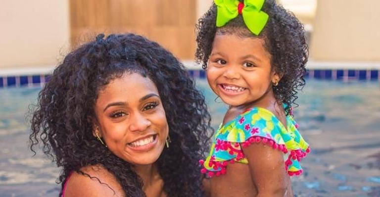 Fofura! Mc Rebecca compartilha clique da filha ‘fazendo arte’: ”Eu não aguento com isso não”