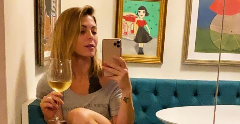 Sheila Mello sensualiza ao postar clique em frente ao espelho: ”Meu universo particular”