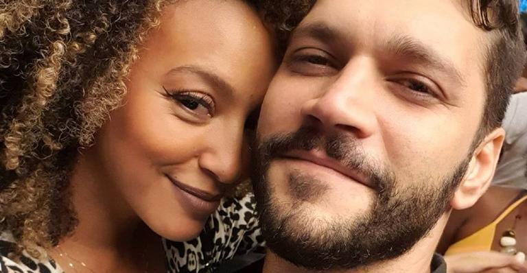 Sheron Menezzes faz homenagem de aniversário para Armando Babaioff: ”Obrigada por existir”