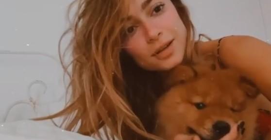 Thaila Ayala explode o fofurômetro em vídeo enchendo seu cachorrinho de abraços