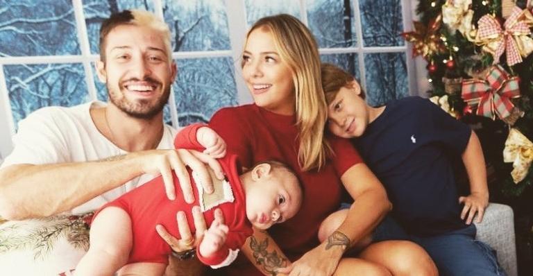 Gente como a gente! Vinicius Martinez publica foto de como está a quarentena ao lado da família