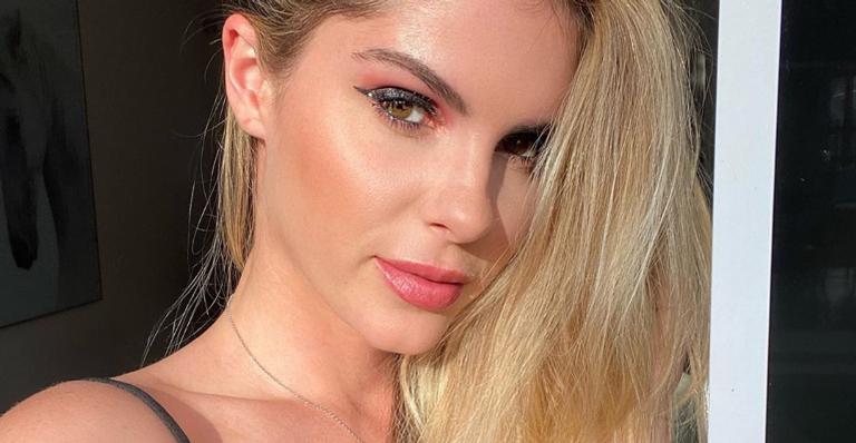 Bárbara Evans aparece de biquíni vermelho na beira da piscina: ”Tomou sua vitamina D hoje?”