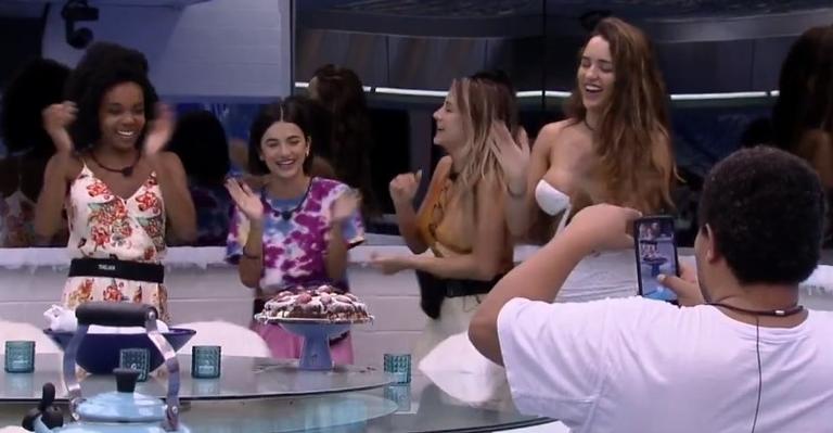 BBB20: Brothers cantam parabéns para Rafa Kalimann com direito a bolo