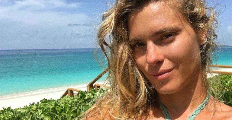 Carolina Dieckmann faz desafio da camisa e diverte fãs: ”Um mês de quarentena”