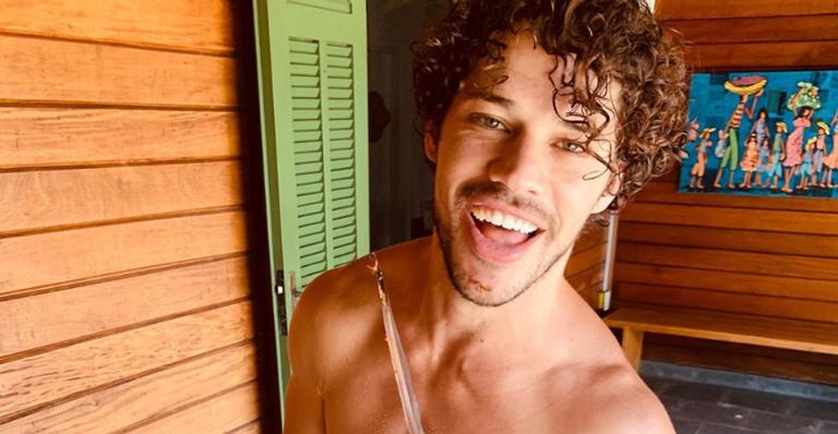 De sunga, José Loreto mostra receita que aprendeu na quarentena: ”Segredo de família”