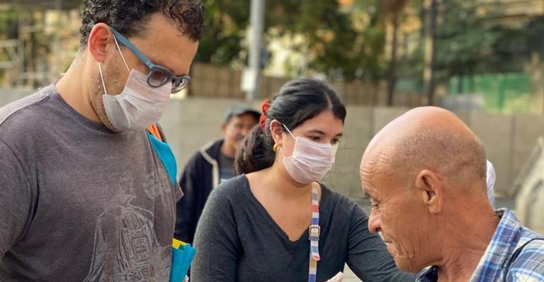 Fernando Rocha distribui comida a moradores de rua em São Paulo: ”Precisam de todo tipo de ajuda”