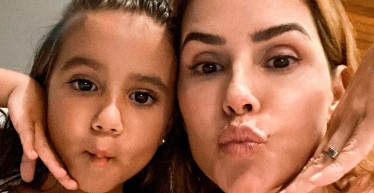 Maria Flor, filha de Debora Secco, surge fazendo maquiagem e penteado na mãe e encanta demais