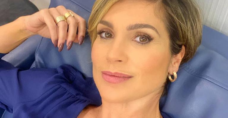 Flávia Alessandra relembra clique antigo ao lado dos pais: ”Saudade”
