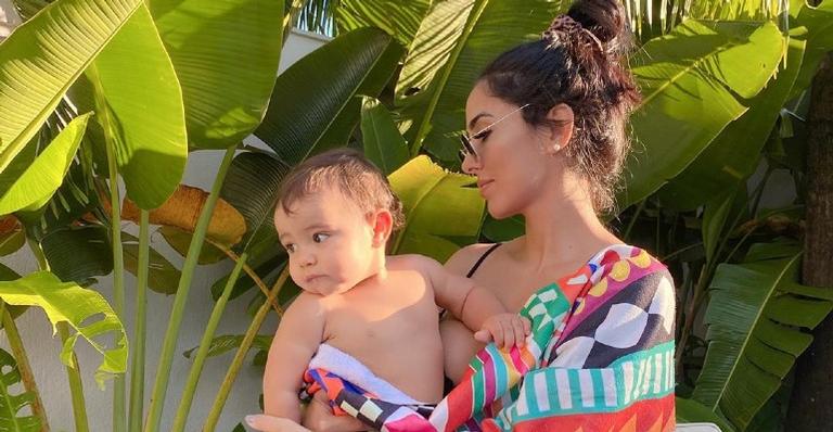 Jade Seba mostra Zion enrolado em toalha de piscina: ”Minha quarentena resumida em uma foto”