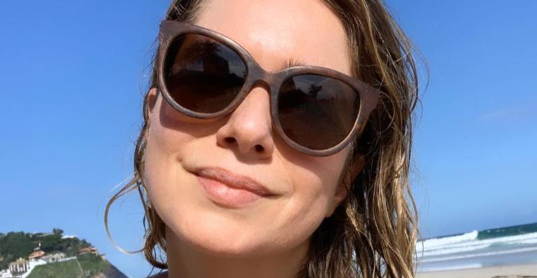 Leticia Spiller impressiona fãs com elasticidade: ”Se eu tentar essa posição, chama o bombeiro”